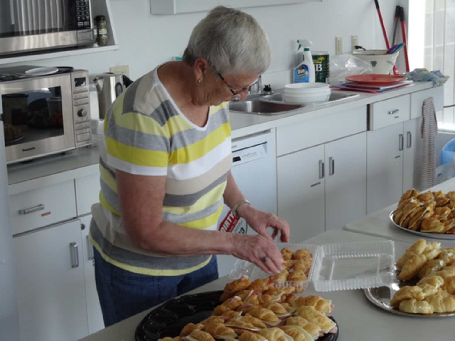 A volunteer helps to feed the Harvest crew